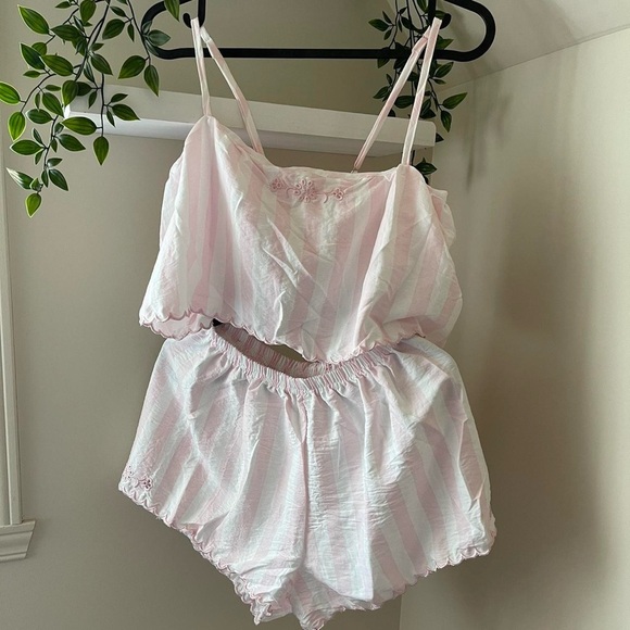 Pink and white striped cropped two-piece set - Picture 2 of 10